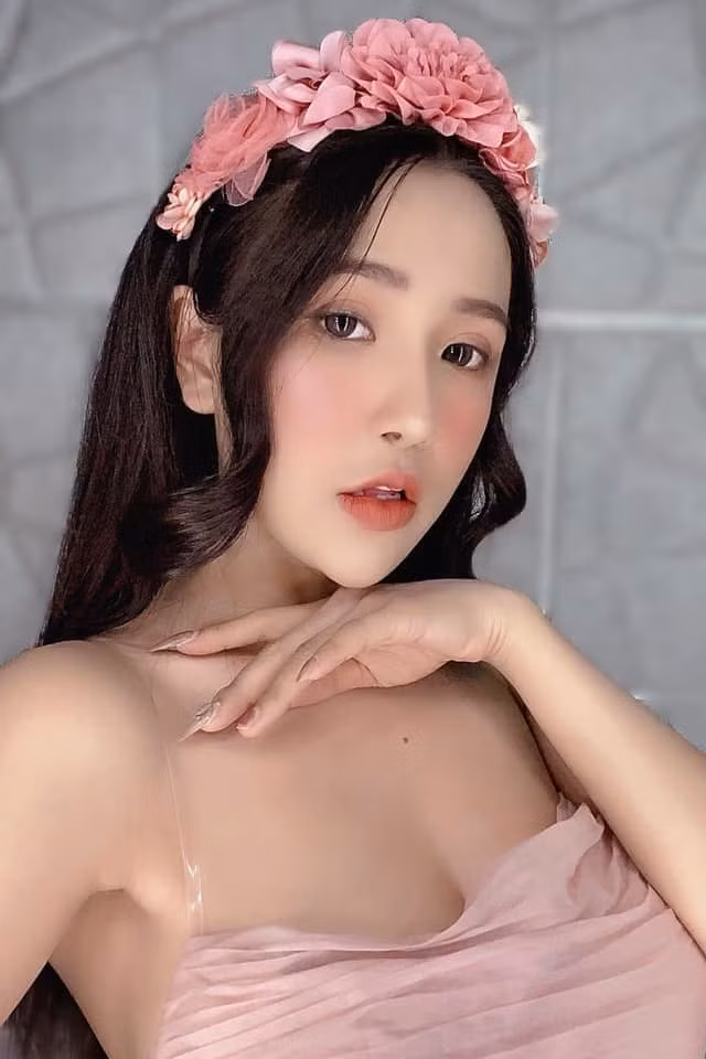 Cụ thể, nhiều người đã chia sẻ hình ảnh Viên Vibi livestream trên một ứng dụng, hình thức nhận được tiền donate của người xem nhưng khá nhạy cảm khi các cô gái sẽ ăn mặc có phần "mát mẻ" và làm theo những yêu cầu của người xem.