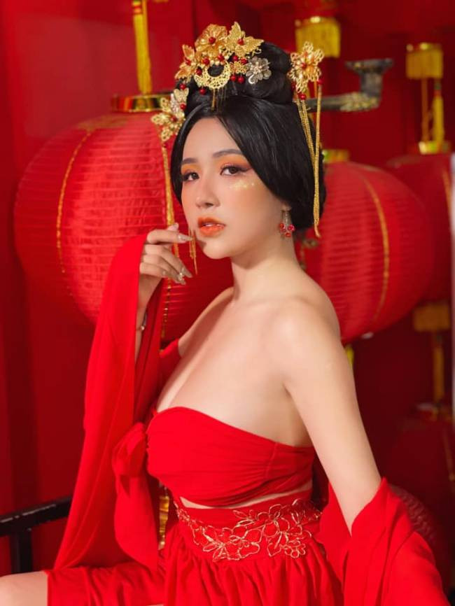 Hiện tại, Viên Vibi được xem là đang khá viên mãn khi có sự nghiệp thành công, mối tình bên bạn trai điển trai. Thế nhưng, cô lại gặp phải ồn ào lớn khi gần đây, mạng xã hội lan truyền hình ảnh được cho là quá khứ khiến dân mạng xôn xao.