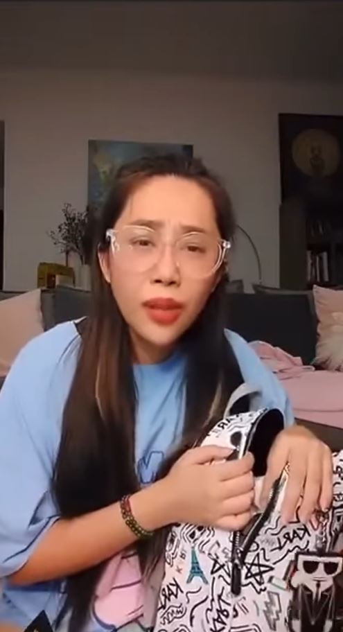 Trong phiên livestream bán hàng mới đây, Gào thậm chí còn thẳng thắn chê rồi đuổi việc nhân viên ngay trên sóng. Cụ thể, cô cho biết đã nhờ nhân viên ở lại làm việc ngoài giờ hành chính, đến khoảng 10h 11h đêm để hỗ trợ livestream nhưng các bạn có thái độ không muốn làm.