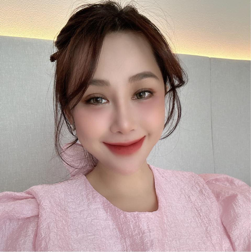 Gào đã từng cho ra mắt nhiều tác phẩm và được nhiều bạn trẻ đón nhận như Son môi, Cho em gần anh thêm chút nữa, Đừng gọi là em ký ức.... Sau đó, cô đã nhận được tương tác và lượt người theo dõi đông đảo trên mạng xã hội.