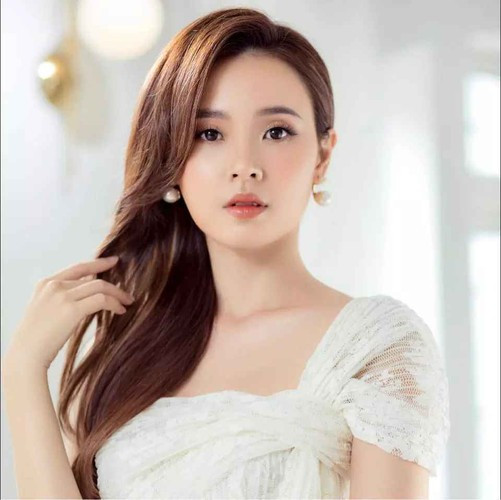 Thêm vào đó là nụ cười tươi rói của Midu làm ai nhìn cũng tan chảy.