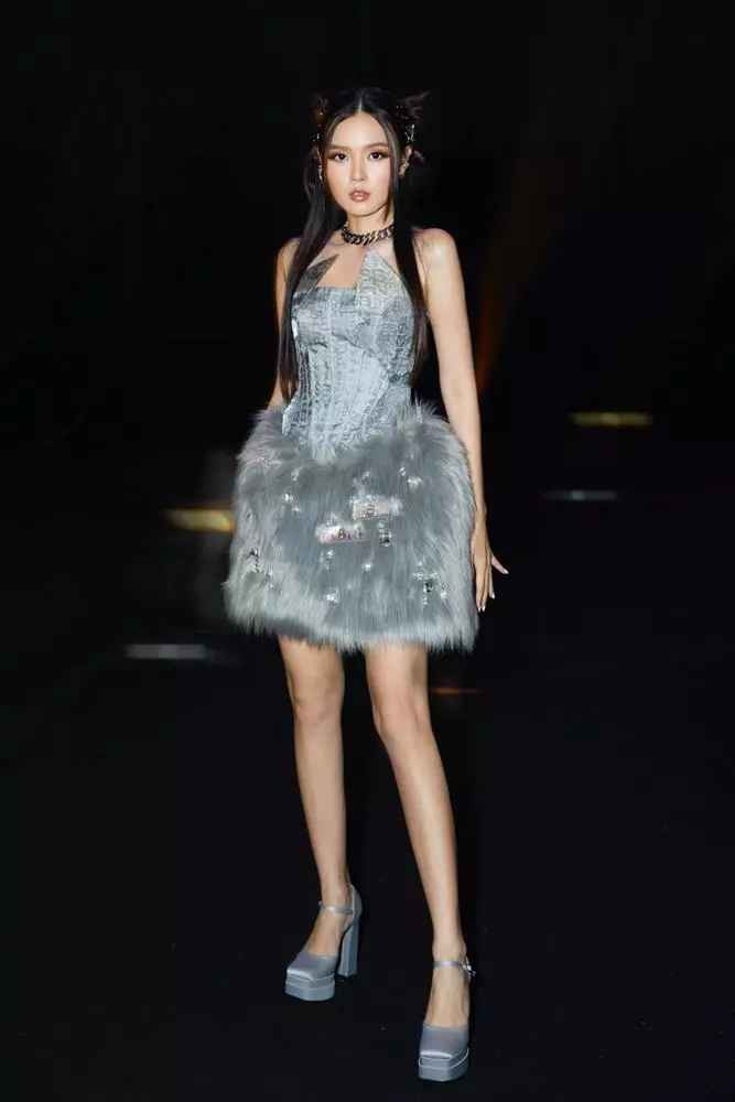 Ảnh trên Facebook là vậy còn ảnh bị team qua đường chụp lén, Midu còn giữ được phong độ nhan sắc? Và câu trả lời là 8X trông vẫn rất thần thái.