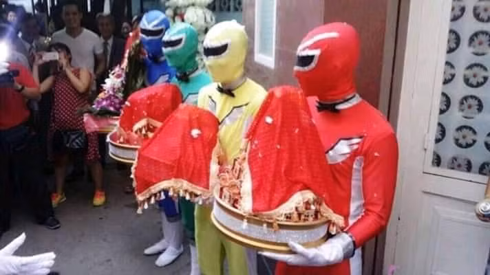 Chuyện trang phục trong đám hỏi càng không được xuề xòa hay "mặc cho vui" bởi chú rể đi hỏi vợ thì càng phải tôn trọng phía nhà gái. Trong khi dàn nhận tráp nhà gái mặc áo dài cực xinh đẹp và chỉn chu, thì phía nhà trai lại mặc những bộ "ếch xanh" khá trẻ con và hài hước, không phù hợp với không khí cưới hỏi.