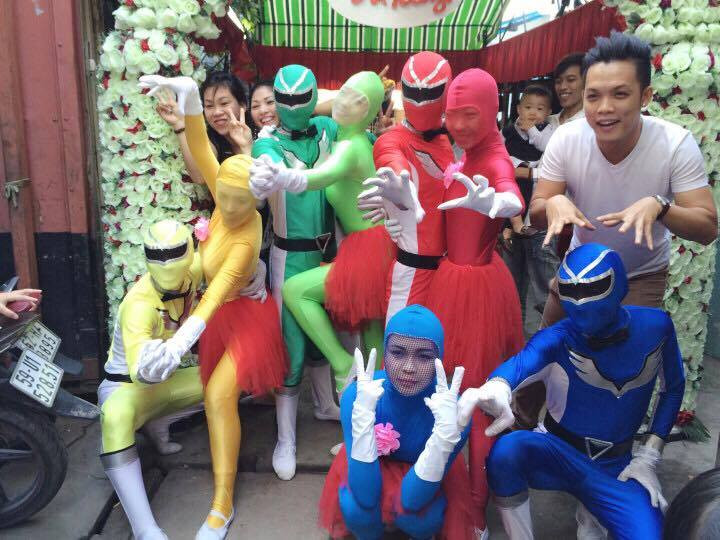 Trước đó, dân mạng từng lên tiếng phản ứng với 1 đám hỏi khác khi dàn bê tráp hóa thân thành siêu nhân.