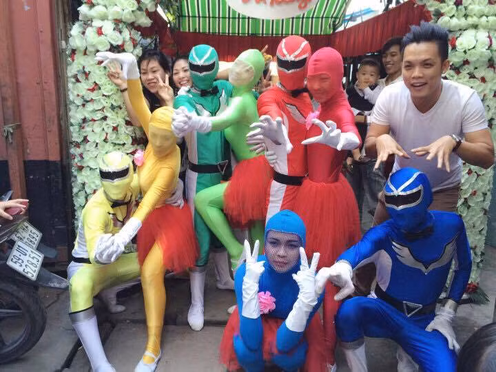 Trước đó, dân mạng từng lên tiếng phản ứng với 1 đám hỏi khác khi dàn bê tráp hóa thân thành siêu nhân.