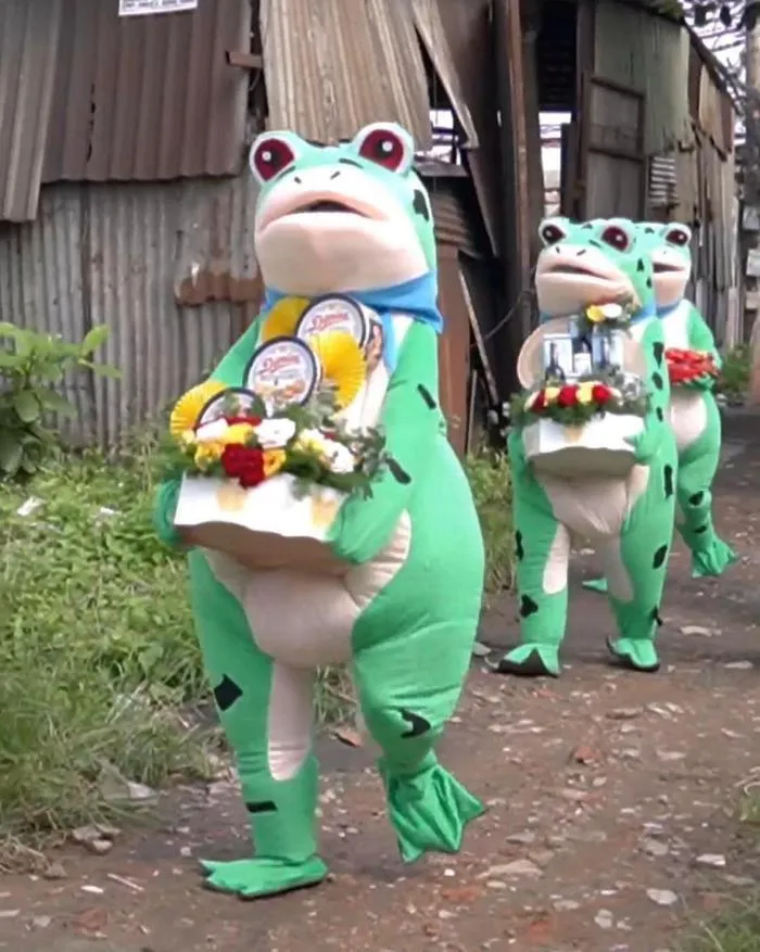 Theo đó, phía nhà trai chuẩn bị các tráp ăn hỏi như thường lệ, tuy nhiên, đội hình bê tráp thay vì mặc quần tây - áo sơ mi hay áo dài khăn đóng trang trọng thì đội hình này lại được khoác lên mình những bộ quần áo "chú ếch xanh".