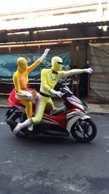 Trái ngược với ý kiến trên, nhiều bình luận khác lại tỏ ra khá ngán ngẩm với suy nghĩ và cách thể hiện của đằng trai. Bởi lẽ, đám hỏi là dịp quan trọng nhất đời người, mọi khâu phải được chuẩn bị và tổ chức trang trọng. Chưa kể, đây không phải là chuyện riêng của cô dâu - chú rể mà còn là bộ mặt của 2 bên họ hàng.