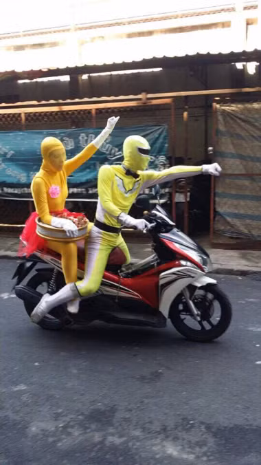 Trái ngược với ý kiến trên, nhiều bình luận khác lại tỏ ra khá ngán ngẩm với suy nghĩ và cách thể hiện của đằng trai. Bởi lẽ, đám hỏi là dịp quan trọng nhất đời người, mọi khâu phải được chuẩn bị và tổ chức trang trọng. Chưa kể, đây không phải là chuyện riêng của cô dâu - chú rể mà còn là bộ mặt của 2 bên họ hàng.