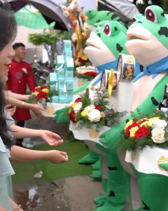 Ngay sau khi những hình ảnh dàn bê tráp này xuất hiện trên mạng xã hội, lập tức nhận về nhiều sự quan tâm và bàn luận của cộng đồng mạng. Tuy nhiên, dịp trọng đại của cặp đôi đã vấp phải nhiều ý kiến trái chiều.