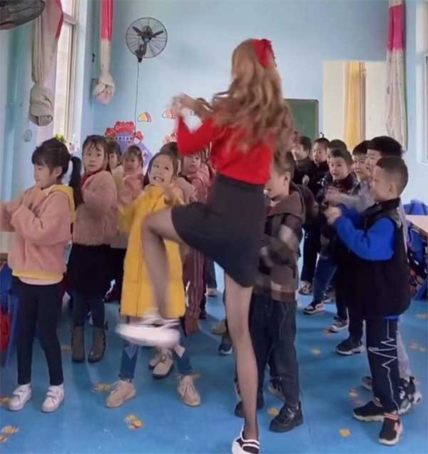 Hành động này của nữ giáo viên nhận được nhiều bình luận ủng hộ, trong đó có rapper nổi tiếng Fat Joe. Anh thậm chí còn quay một clip bàn luận về câu chuyện và cho rằng những kẻ chỉ trích đang cố gắng khiến nữ giáo viên bị sa thải. Ảnh minh họa.