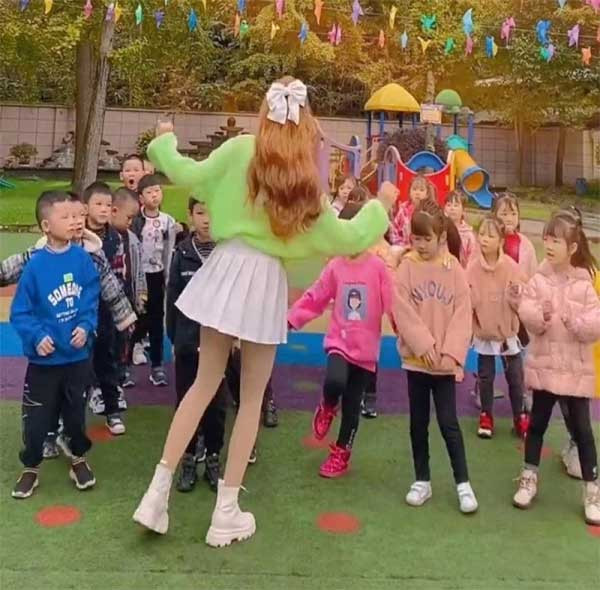 Thông qua video dài 14 phút trên trang cá nhân ngày 25/8, nữ giáo viên chia sẻ quan điểm và phản ứng lại những bình luận chỉ trích mình. Ảnh minh họa.