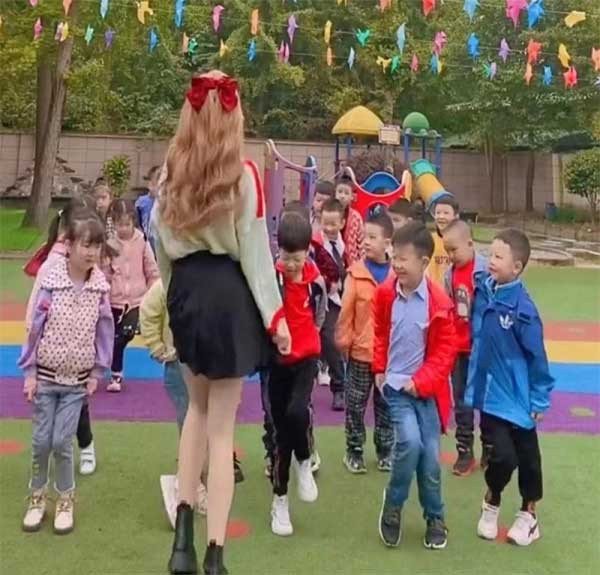 Cách đây không lâu, một cô giáo khác cũng bị chỉ trích vì cách ăn mặc khi đứng trước mặt học sinh.