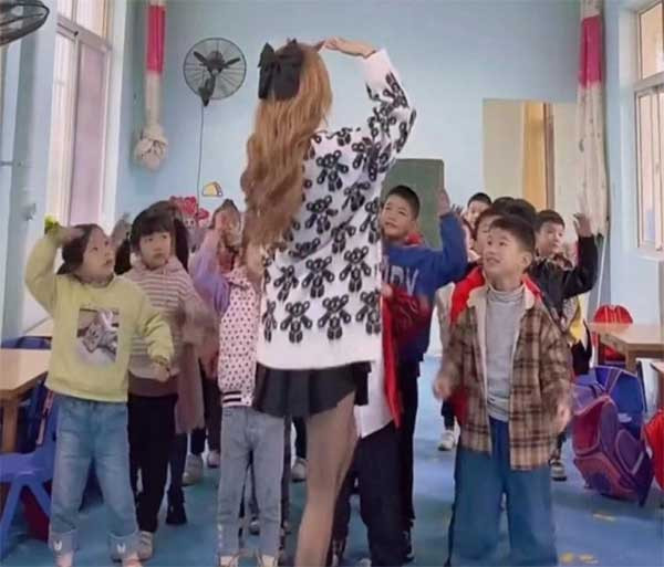 Tôi tự tin mình là một giáo viên tốt. Có những học sinh gửi email cho tôi cả mùa hè xin bài tập để làm. Chúng thích vẽ và tôi cũng thích dạy vẽ. Tôi yêu công việc cùng lũ trẻ tạo nên những tác phẩm nghệ thuật", cô nói. Ảnh minh họa.