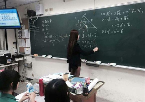 Nhiều giáo viên không phân biệt được trang phục đứng lớp sao để cho vừa kín đáo vừa thanh lịch.