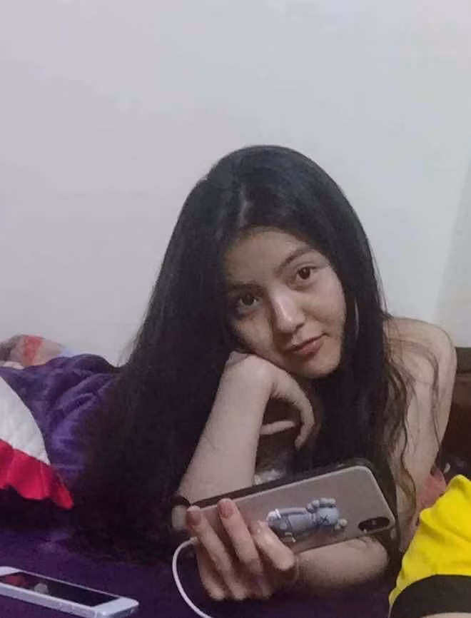 Tuy nhiên, bạn gái Quang Hải đã phủ nhận thông tin này bằng cách công khai hình ảnh ngày xưa, cho biết phần tóc mai bị mọc lởm chởm trán cô nàng bị ngắn lại và không được thuận mắt nên đã đi triệt phần tóc mai mọc không ưng ý đó.