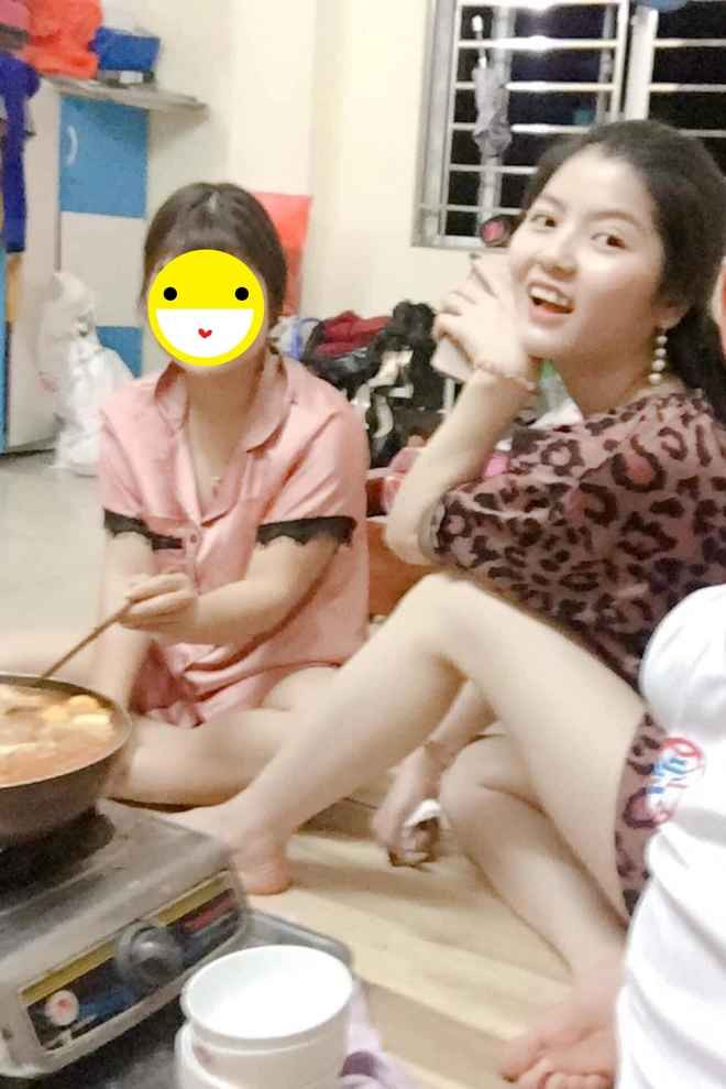 Chu Thanh Huyền cũng được cho rằng đã cấy tóc, can thiệp kỹ thuật để có mái tóc đẹp rồi đi bán một loại viên uống mọc tóc.