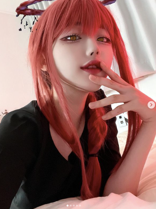 Bên cạnh đó, nữ coser này cũng có duyên ăn nói, thường xuyên tổ chức giao lưu, livestream và chia sẻ trong cộng đồng cosplay và với fan của mình.