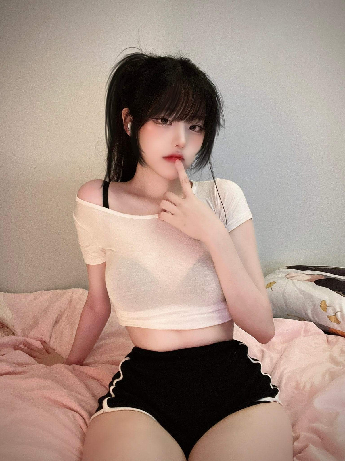 Hina Young được biết đến là nữ coser được yêu mến ở Hàn Quốc, Nhật Bản, Trung Quốc và một số quốc gia châu Á. Cô cũng là nhà sáng tạo nội dung trên YouTube và một số nền tảng mạng xã hội khác.