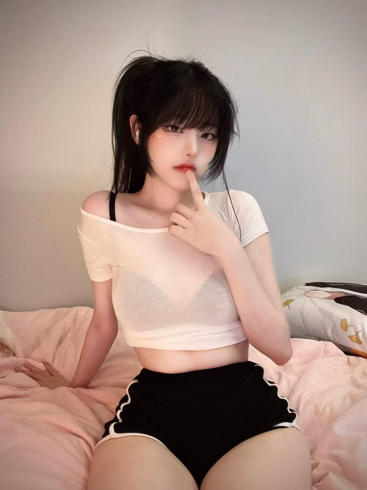 Hina Young được biết đến là nữ coser được yêu mến ở Hàn Quốc, Nhật Bản, Trung Quốc và một số quốc gia châu Á. Cô cũng là nhà sáng tạo nội dung trên YouTube và một số nền tảng mạng xã hội khác.