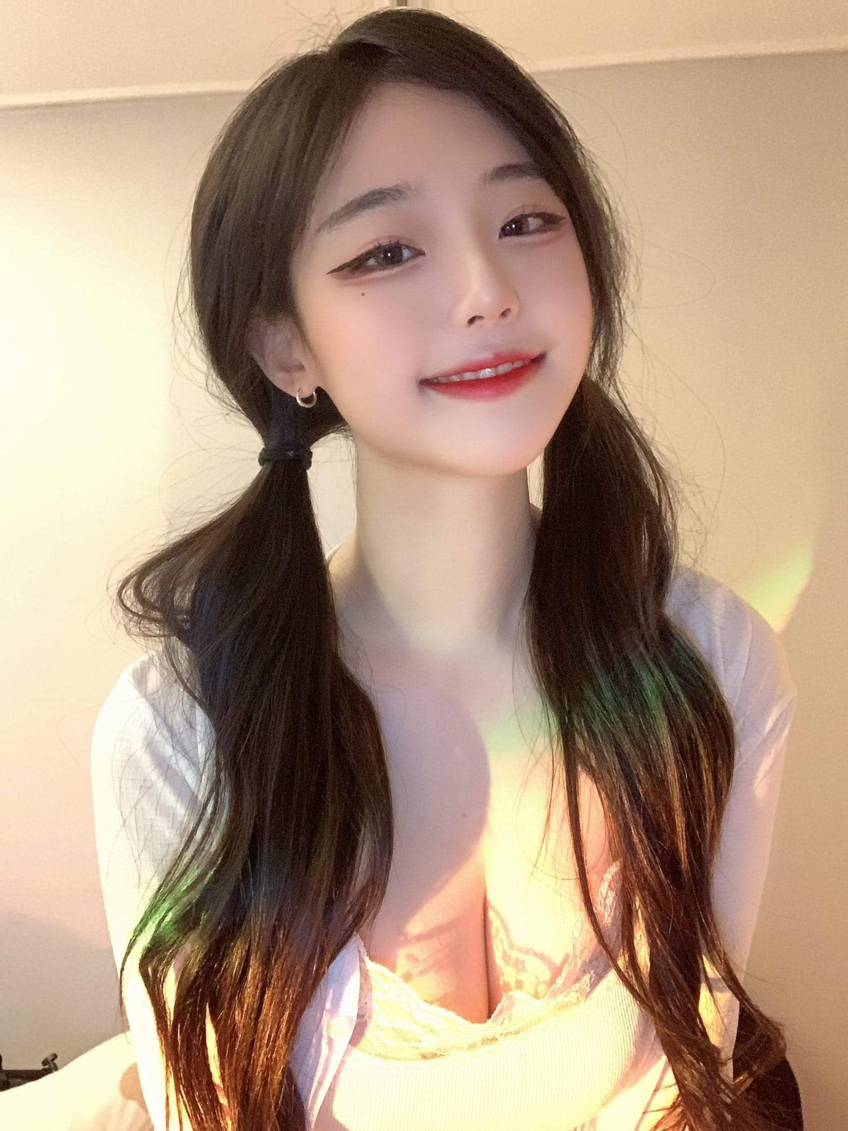 Nữ coser nổi tiếng này cùng hành động cố tình khoe mặt mộc của mình vẫn đang là chủ đề nóng hổi, tạo nên nhiều cuộc bàn tán trong cộng đồng người hâm mộ.