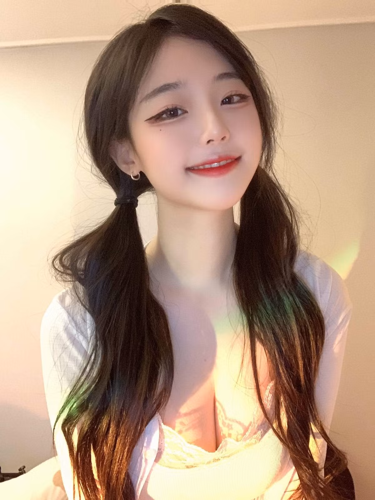 Nữ coser nổi tiếng này cùng hành động cố tình khoe mặt mộc của mình vẫn đang là chủ đề nóng hổi, tạo nên nhiều cuộc bàn tán trong cộng đồng người hâm mộ.