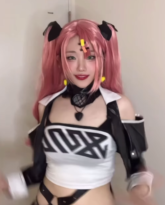 Hina Young thường xuyên cosplay các nhân vật trong game, hình tượng nổi tiếng hay truyện tranh Nhật Bản một cách sáng tạo, mang đậm dấu ấn cá nhân.