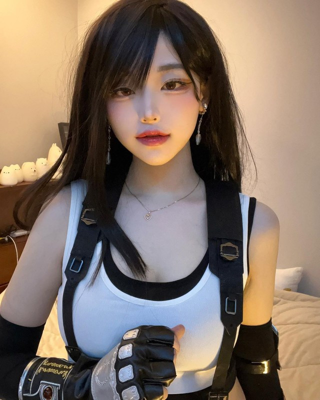 Do tính chất công việc, nữ coser thường phải trang điểm đậm để có thể cosplay giống nhất thần thái của nhân vật.