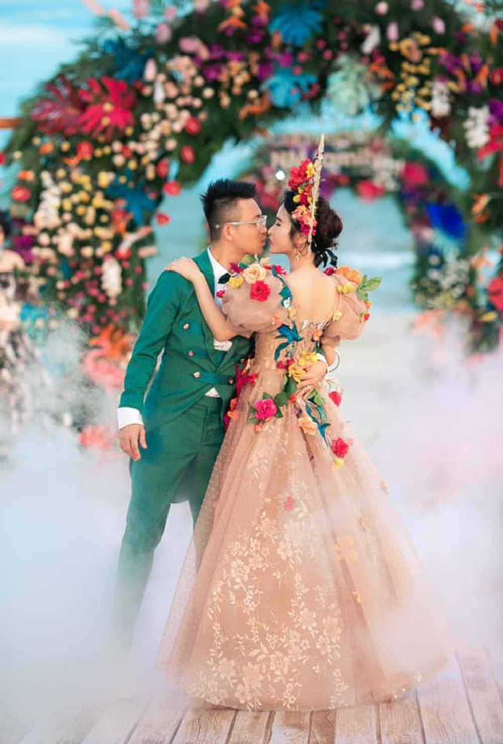 Cụ thể, chia sẻ ảnh ở resort hạng sang, vợ hai đại gia Minh Nhựa đính kèm caption: "Em không cần mặc đẹp vì anh thích lôi thôi/ Nhưng em vẫn mặc đẹp, anh không thích thì thôi".