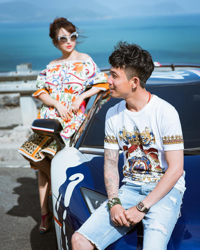 Trước đó, Mina Phạm cho biết ngày thường khi chăm con, cô không được long lanh như trên ảnh mà chỉ như bao bà mẹ bỉm sữa khác, quần thun áo phông đầu bù tóc rối".