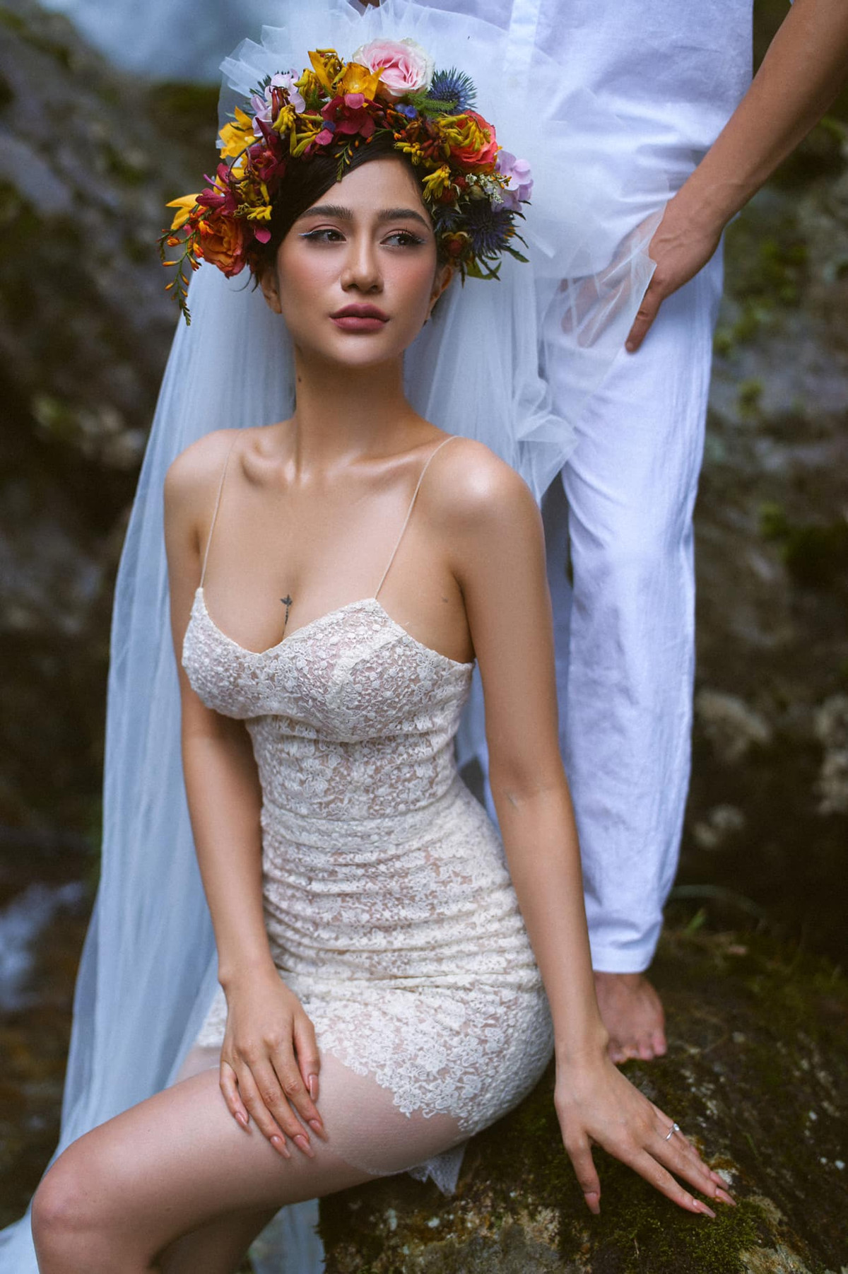 Dù không hoạt động showbiz nhưng Ngọc Bích vẫn nhận được sự quan tâm từ công chúng, nhất là trên mạng xã hội nhờ xinh đẹp, có gu thời trang và một thân hình quyến rũ.