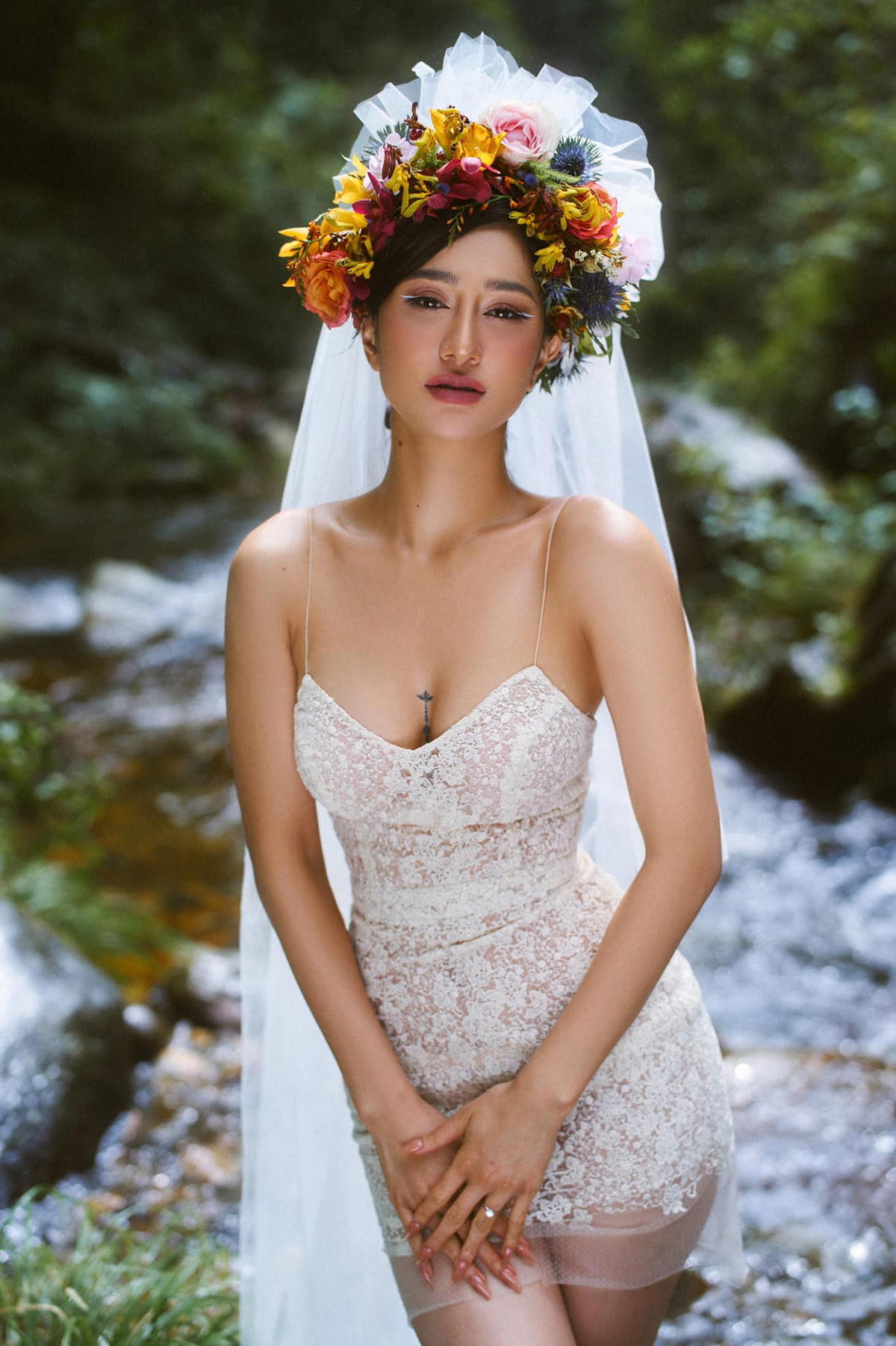 Sở hữu thân hình chuẩn đẹp đồng hồ cát, Ngọc Bích ưu tiên lăng xê trang phục tôn đường cong triệt để. Và tất nhiên, trong bộ ảnh váy cưới chân dài Quảng Ninh không quên chọn những thiết kế gợi cảm.