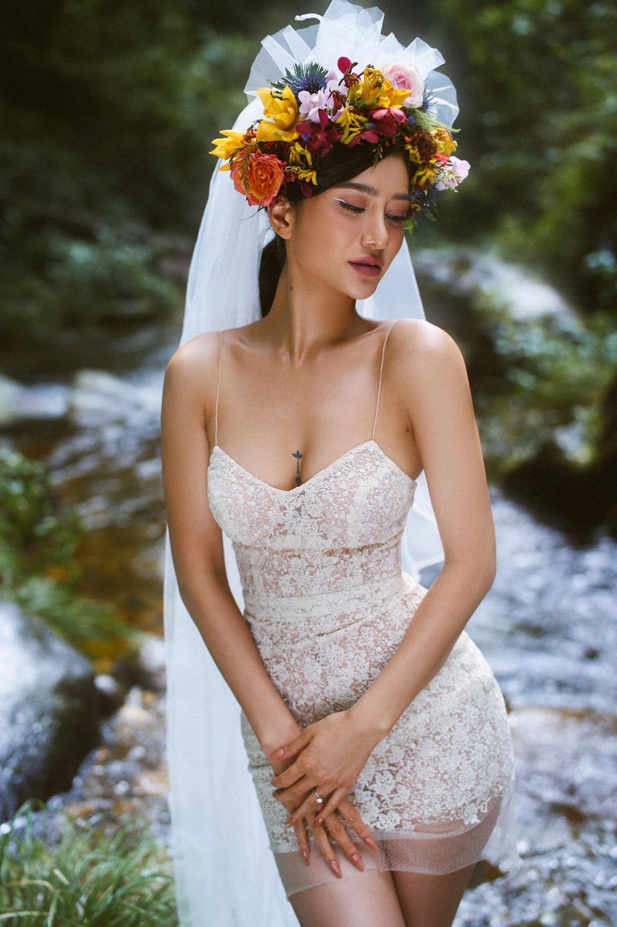 Thậm chí trong bộ ảnh váy cưới mới đăng tải, Ngọc Bích được nhiều người dành lời khen "cô dâu quyến rũ không đối thủ".