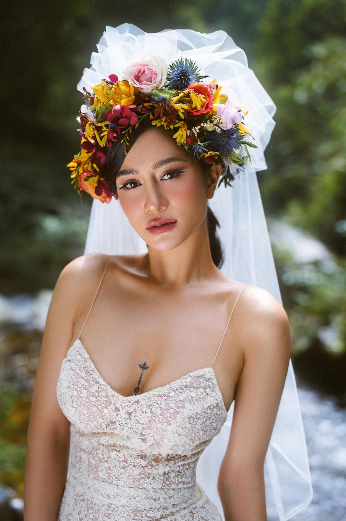 Ngọc Bích chọn váy trắng dáng bodycon tôn đường cong mềm mại, hiện đại để chụp hình cưới ngoại cảnh.