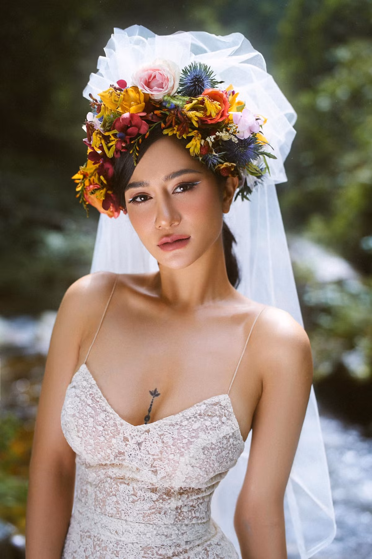 Ngọc Bích chọn váy trắng dáng bodycon tôn đường cong mềm mại, hiện đại để chụp hình cưới ngoại cảnh.