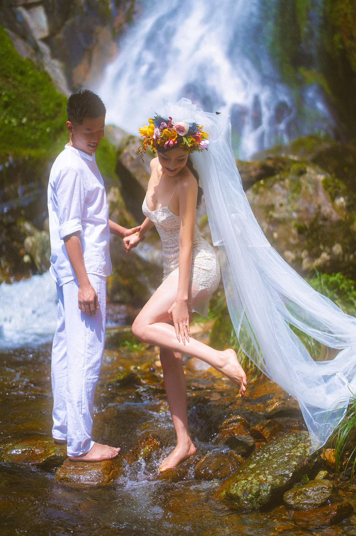 Giống như nhiều cô gái khác, Ngọc Bích thiên về các bài tập giúp siết eo nở hậu.