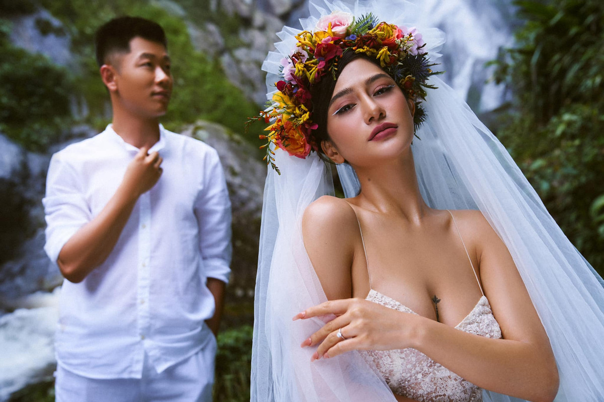 Để có thân hình nuột nà, Ngọc Bích cũng phải tập luyện rất nhiều. Được biết, môn thể thao được cô lựa chọn để "độ" dáng là gym.