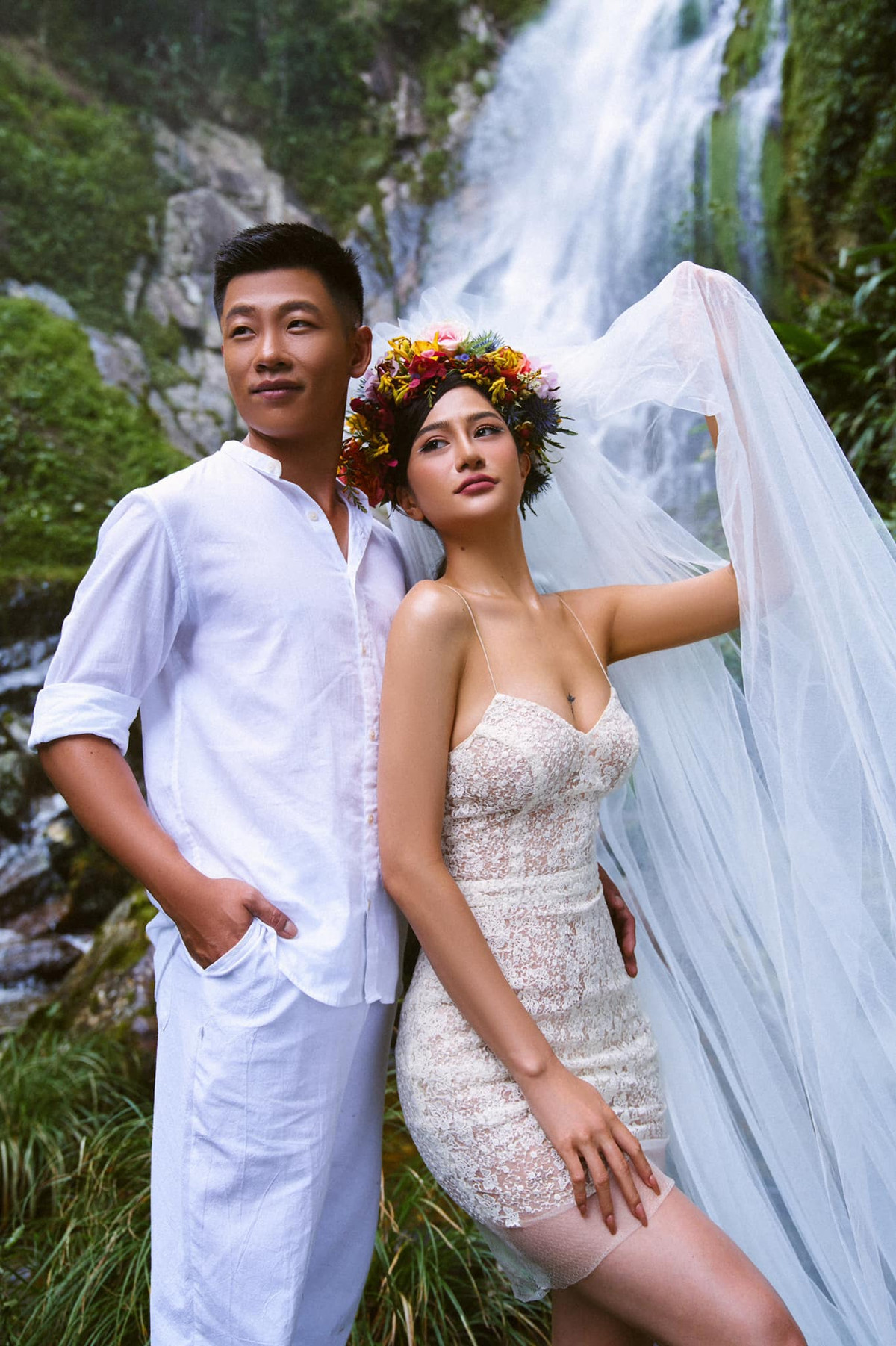 Ngọc Bích từng chia sẻ, cô thuộc tuýp người ăn nhiều không béo vì thế việc tập luyện được cô duy trì để có hình thể khoẻ mạnh, săn chắc.