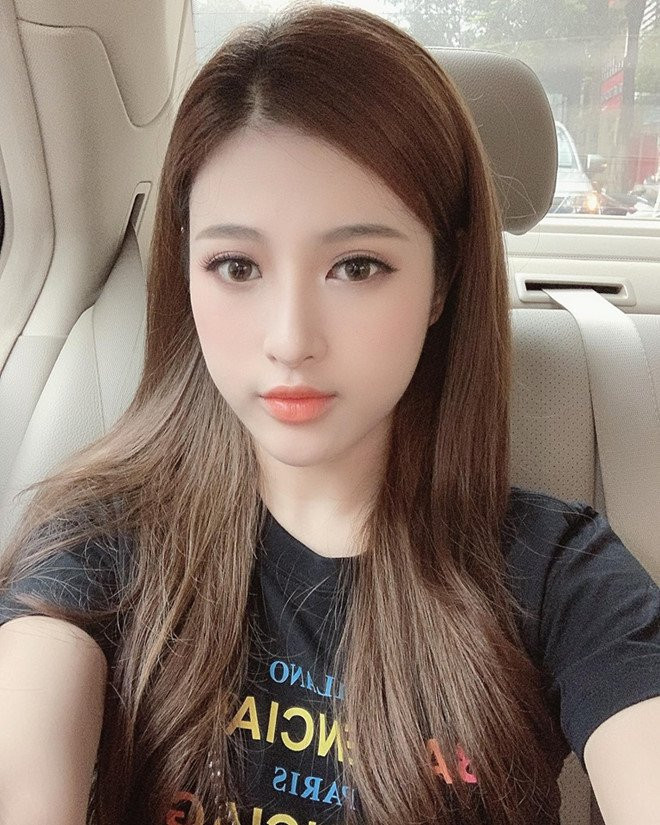 Trong khi nhiều người đẹp khác thường bị "hại" ít nhiều khi quay clip nhưng riêng Huyền Baby so với ảnh trên mạng trông cô chẳng khác chút nào.