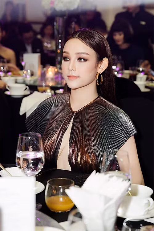 Ngoài ra, dân tình còn chú ý đến nhan sắc không cần qua app chỉnh ảnh của Huyền Baby.