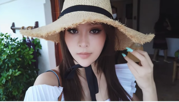 Thậm chí, dù đang đi biển nhưng Huyền Baby không dám ăn hải sản thả ga mà gọi riêng ức gà và rau xanh để thực hiện nghiêm ngặt kế hoạch giảm cân của mình.