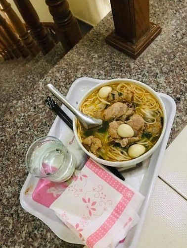 Cách làm này chính là để tránh việc tiếp xúc trực tiếp giữa cô gái này với những người thân trong gia đình nhằm đảm bảo an toàn.