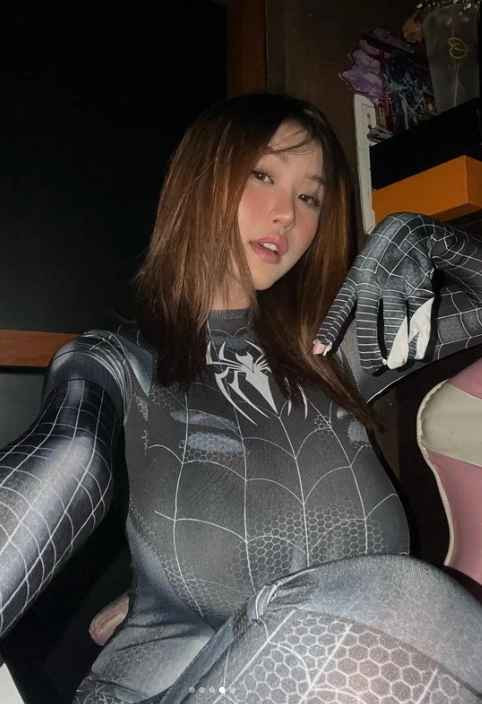 Không rõ số đo cơ thể Anastasya Khosasih là bao nhiêu nhưng chỉ cần lướt qua, fan nam đã bị "đổ gục" trước sự quyến rũ của nữ game thủ Mobile Legend.