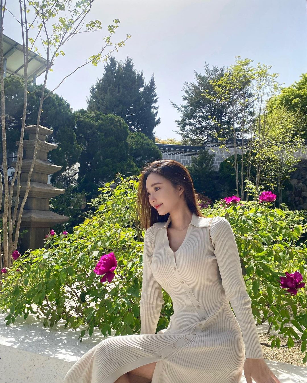 Ngoài ra, Mnnming cho biết bí quyết để làm chậm quá trình lão hóa cho da là dùng kem chống nắng thường xuyên.