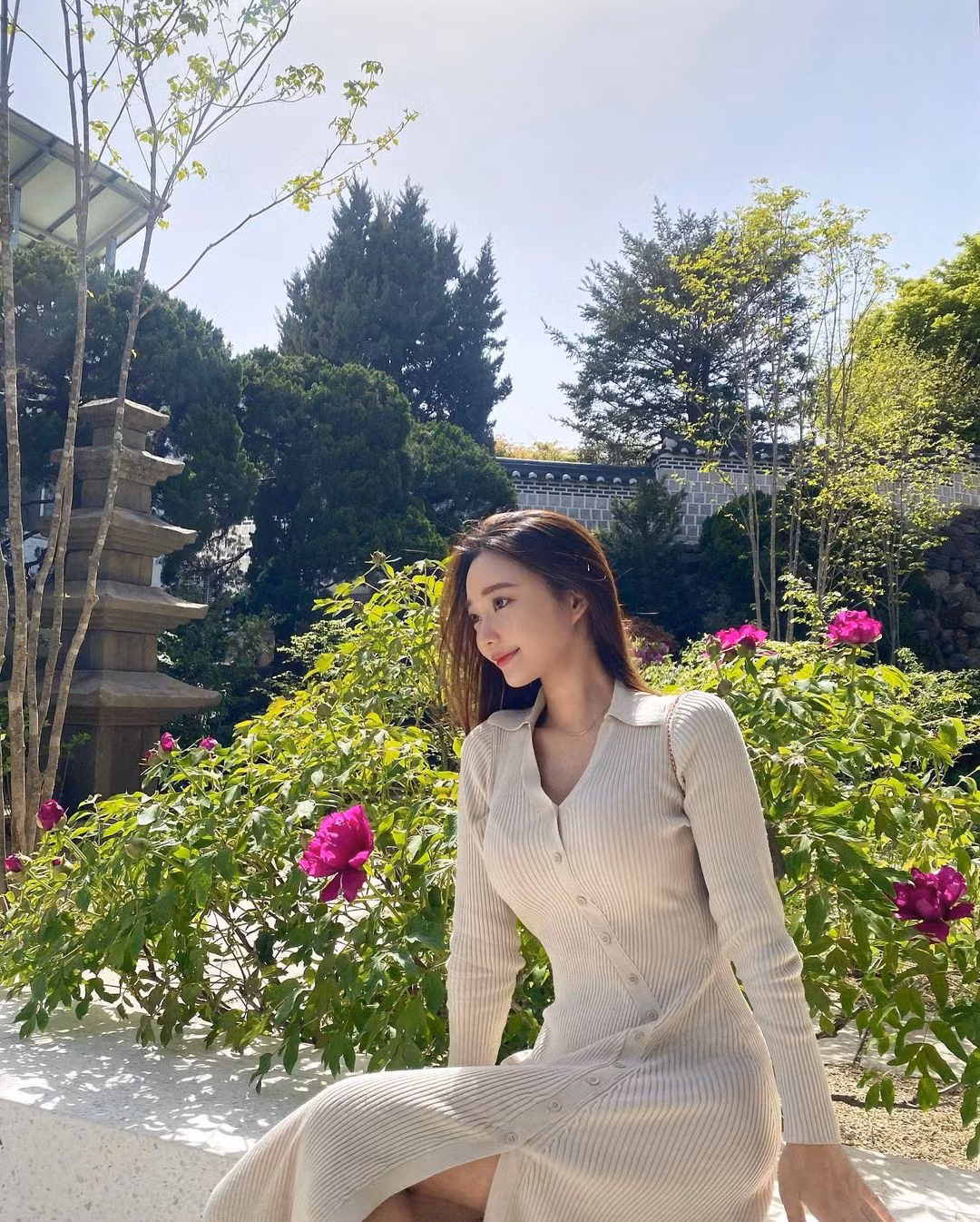 Ngoài ra, Mnnming cho biết bí quyết để làm chậm quá trình lão hóa cho da là dùng kem chống nắng thường xuyên.