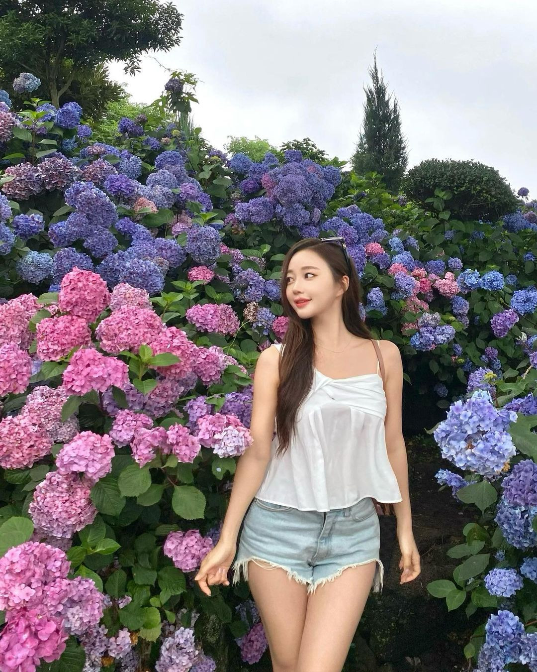 Thân hình quyến rũ chuẩn đẹp đồng hồ cát của nữ tiếp viên Hàng không Hàn Quốc này khi diện bất cứ gu thời trang nào khiến bao người say đắm.