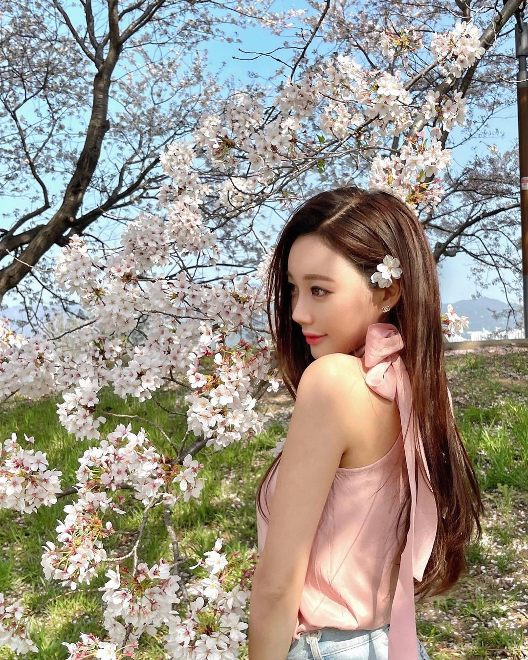 Sắc vóc ấn tượng, Mnnming thu hút mọi ánh nhìn dù lên đồ đơn giản.