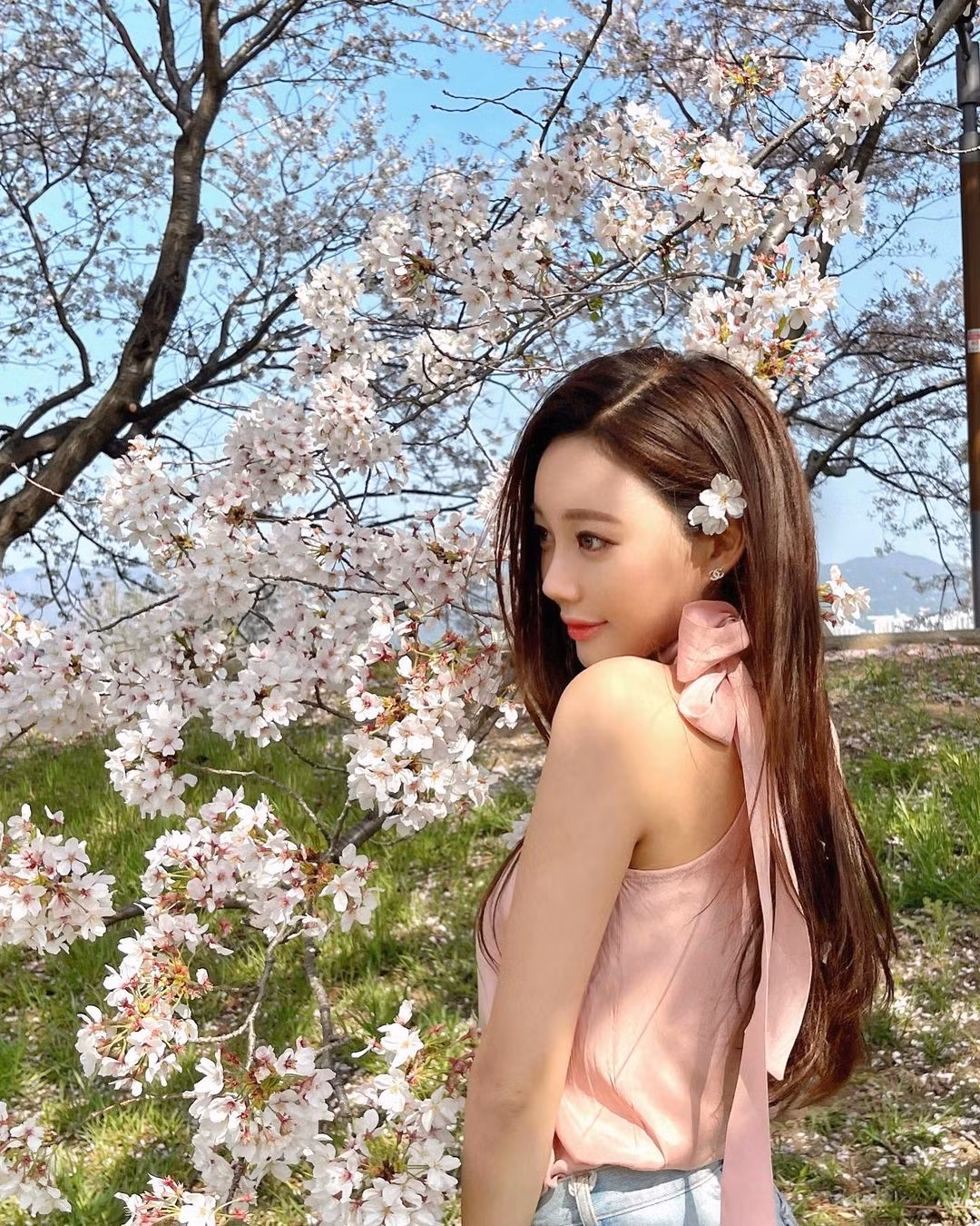 Sắc vóc ấn tượng, Mnnming thu hút mọi ánh nhìn dù lên đồ đơn giản.