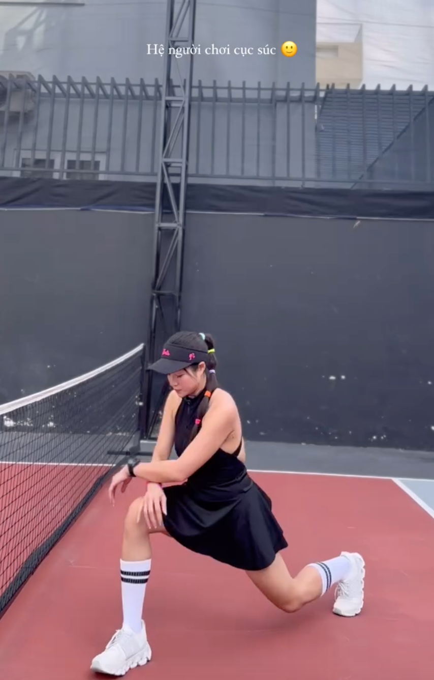 Thủy Top tên thật là Huỳnh Minh Thủy. Cô nàng sinh năm 1989, thuộc thế hệ hot girl đời đầu của Hà Thành.