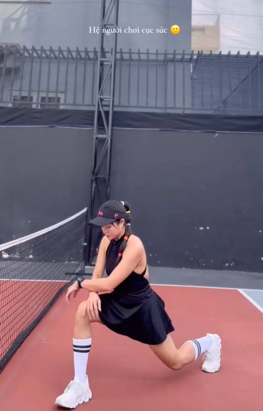 Thủy Top tên thật là Huỳnh Minh Thủy. Cô nàng sinh năm 1989, thuộc thế hệ hot girl đời đầu của Hà Thành.