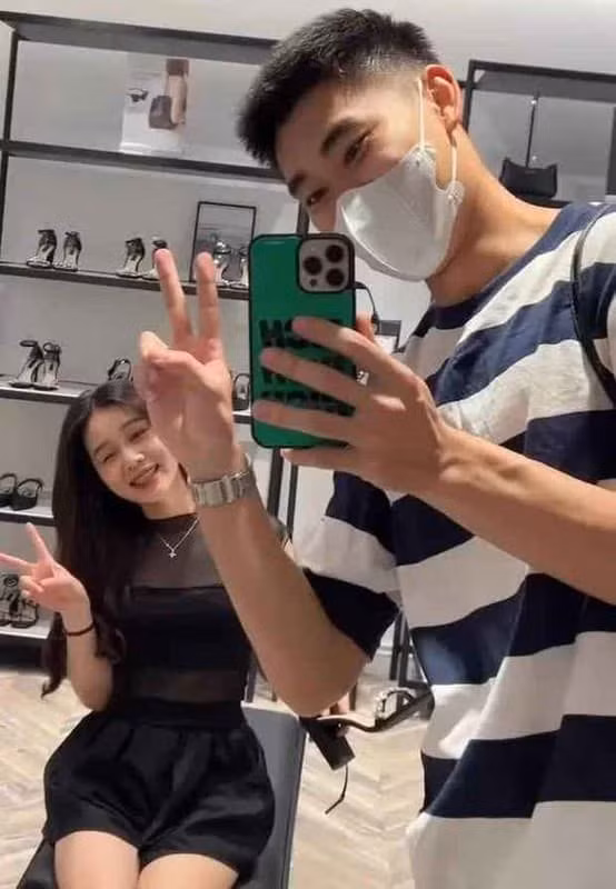 Trên Instagram cá nhân tối 3/5, Hoa Mỹ đăng tải video khi cô cùng tiền đạo Nhâm Mạnh Dũng check-in ở một cửa hàng thời trang nữ. Cả hai tạo dáng nhí nhảnh.